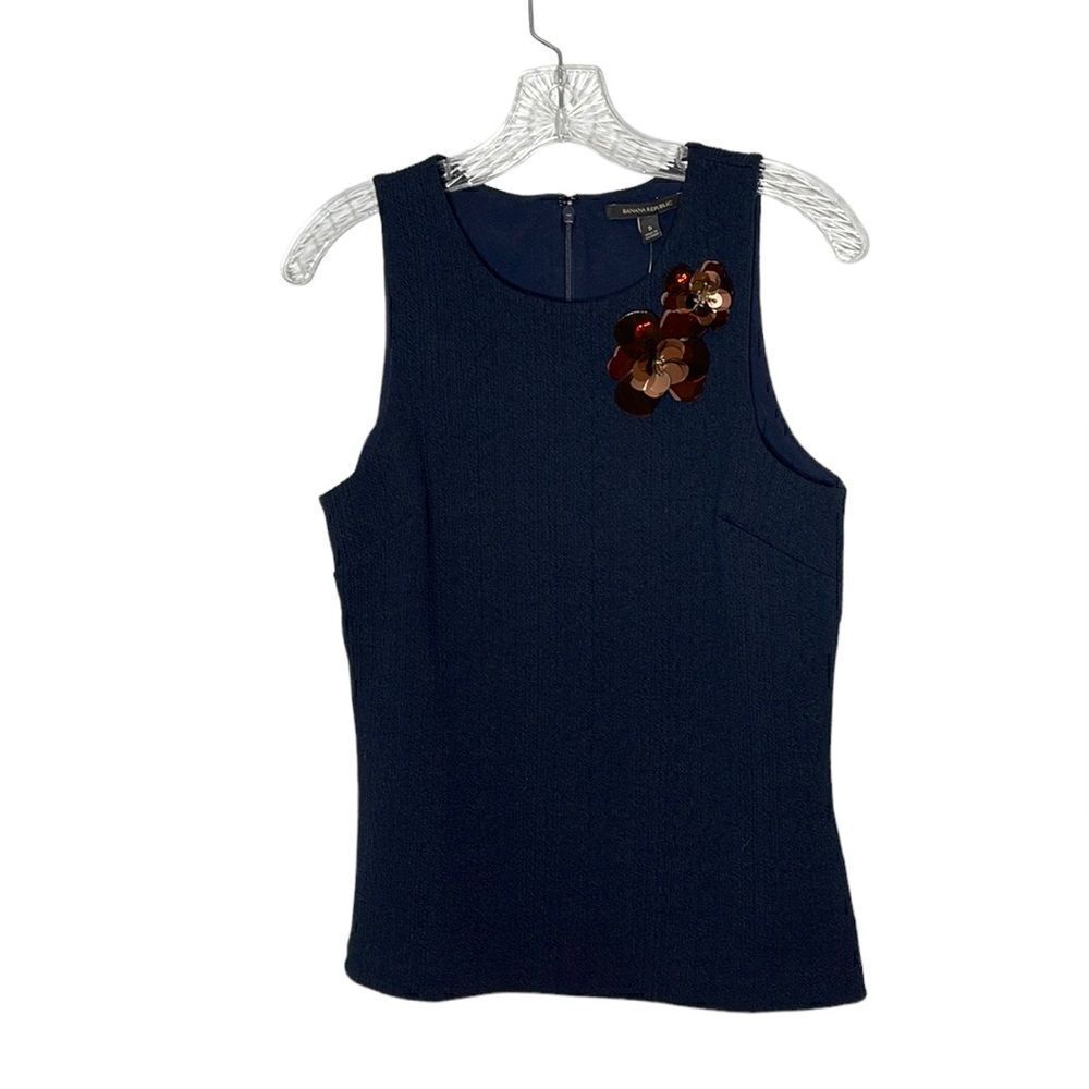 Banana Republic Flower Broach Crepe Navy Top. Size Small.‎